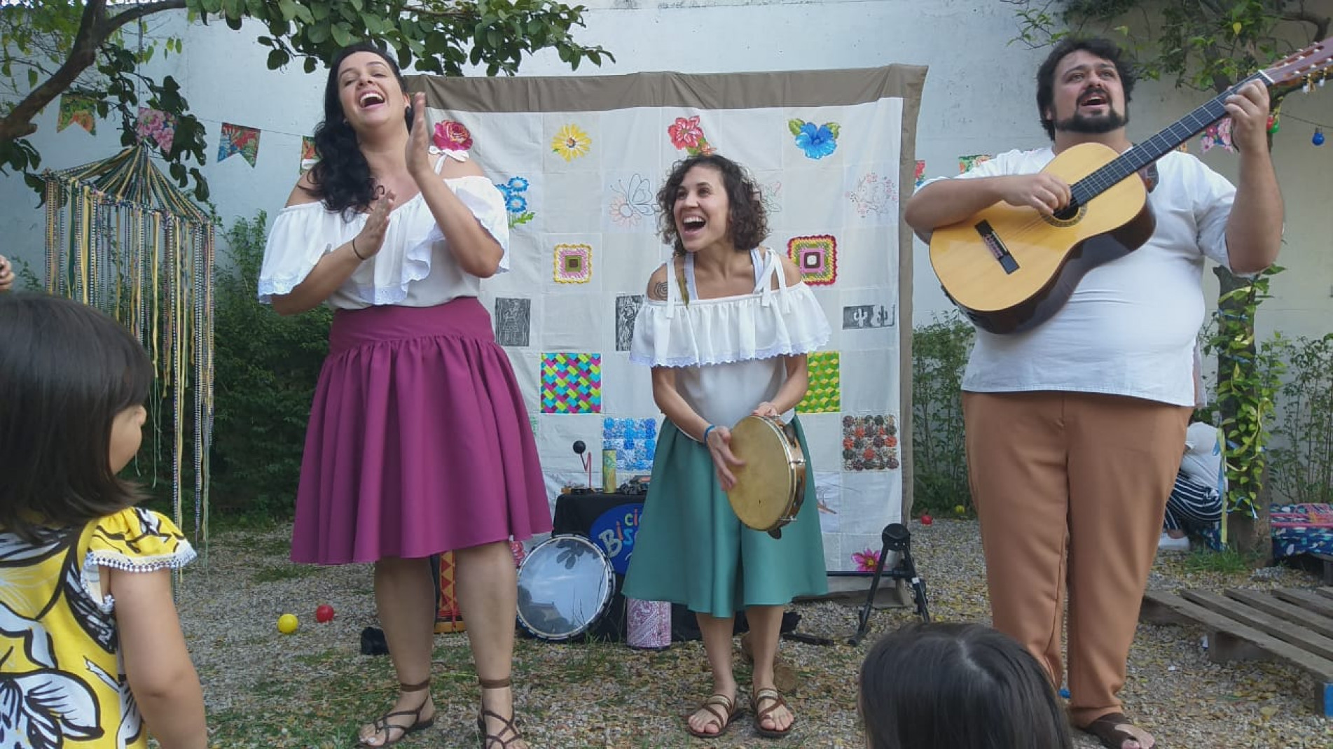 Cia. Bisclof conta histórias do folclore e fábulas clássicas brasileiras