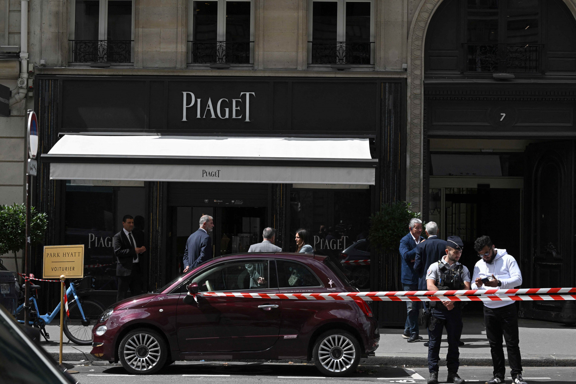 Assalto ocorreu perto da hora do almoço, em Paris