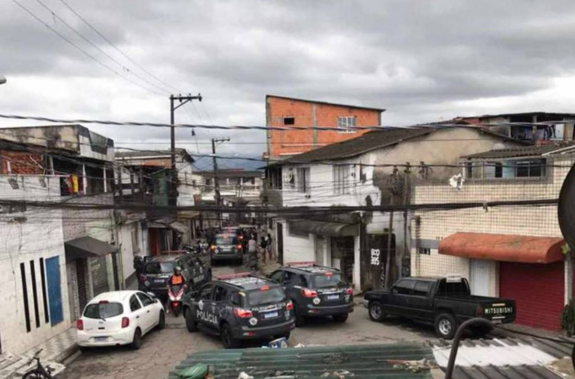 Carros da Rota durante operação policial na favela Canta Galo, no Guarujá (SP)