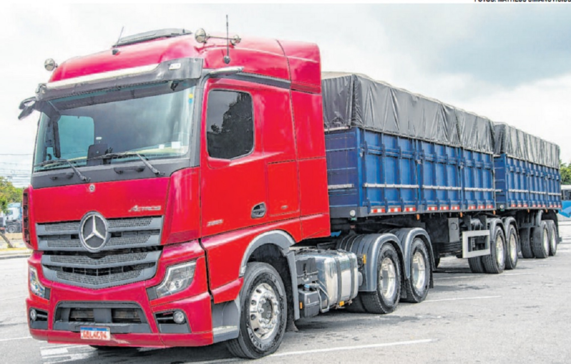 A versão 2653 6x4 traz a terceira geração do motor OM 471 LA, de 530 cavalos de potência, o mais forte da linha