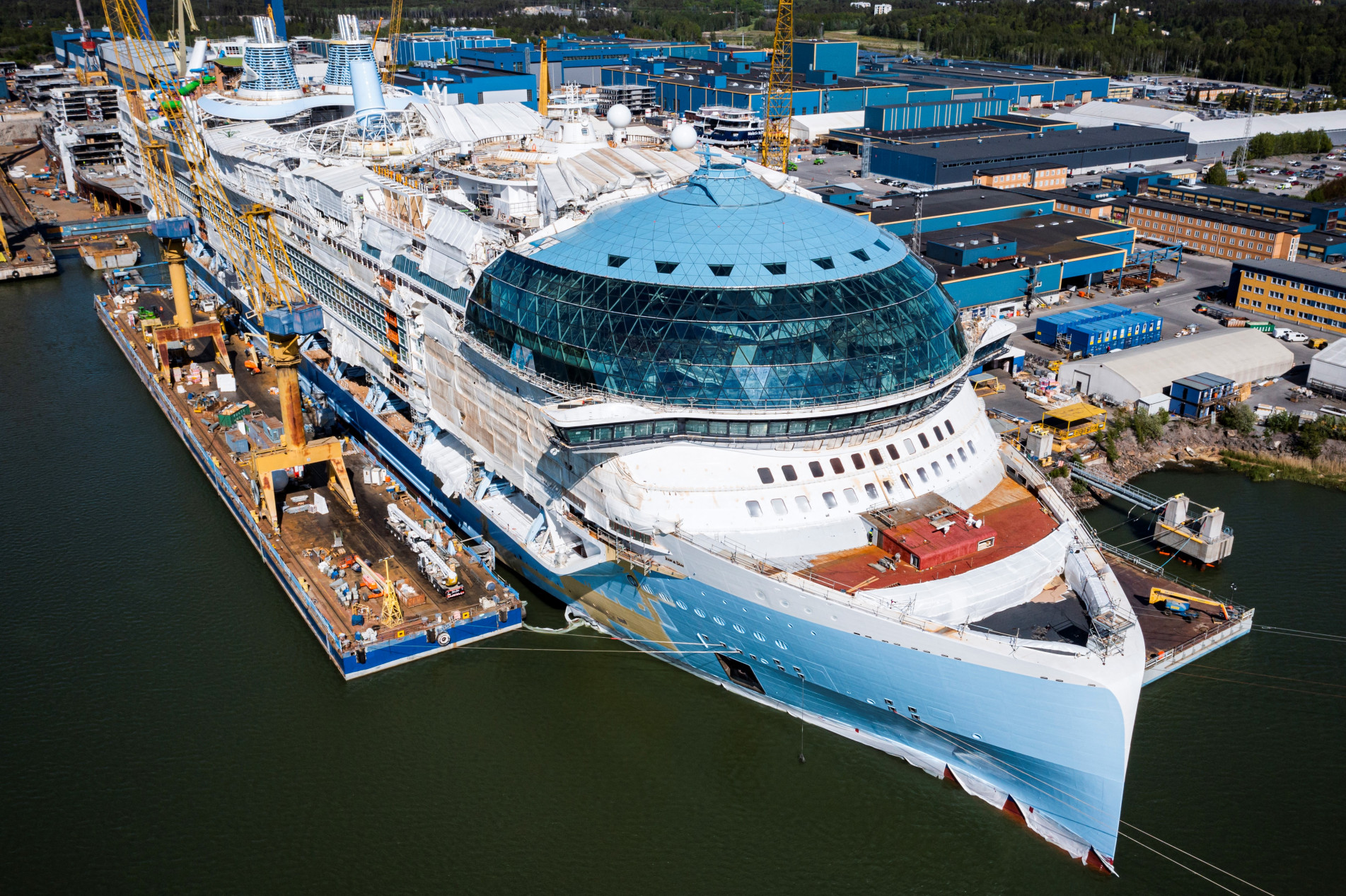 Cinco vezes maior que o Titanic, o Icon of the Seas tem capacidade para 10 mil pessoas 