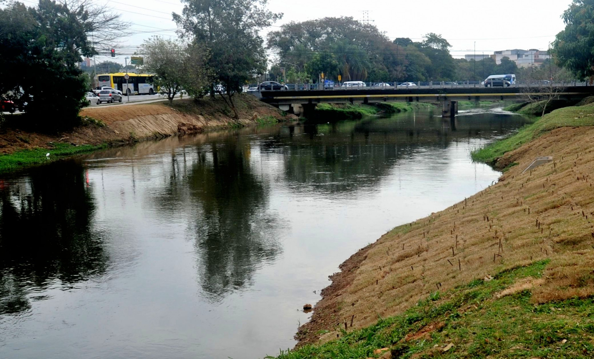 Mais de 100 mil m³ de resíduos e sedimentos já foram retirados do leito do Sorocaba
