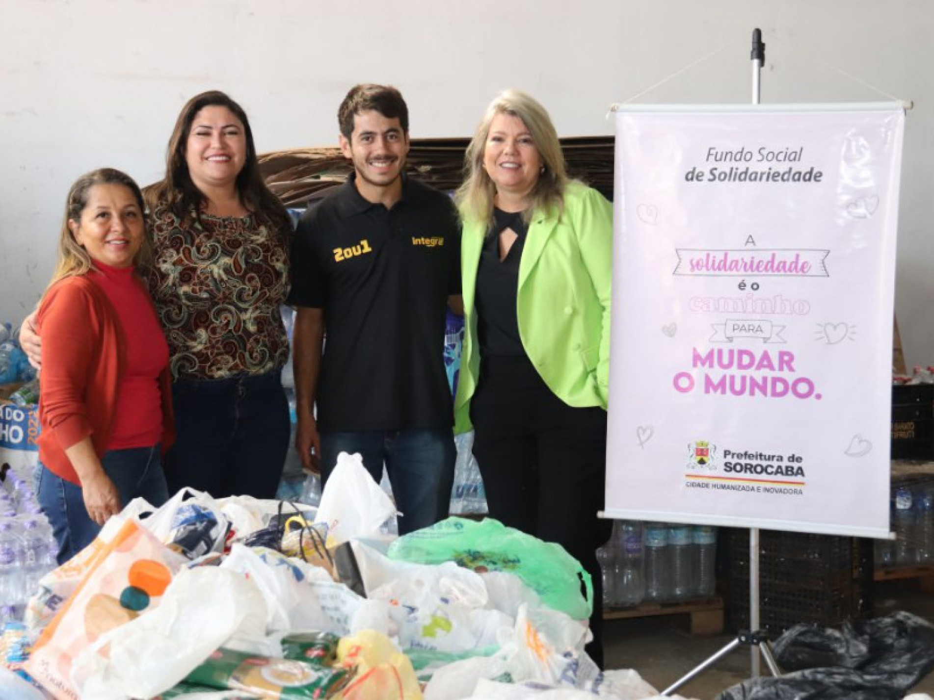 Os alimentos foram entregues pelos participantes de uma festa universitária realizada pela Integra Universitários, como convite social para o evento