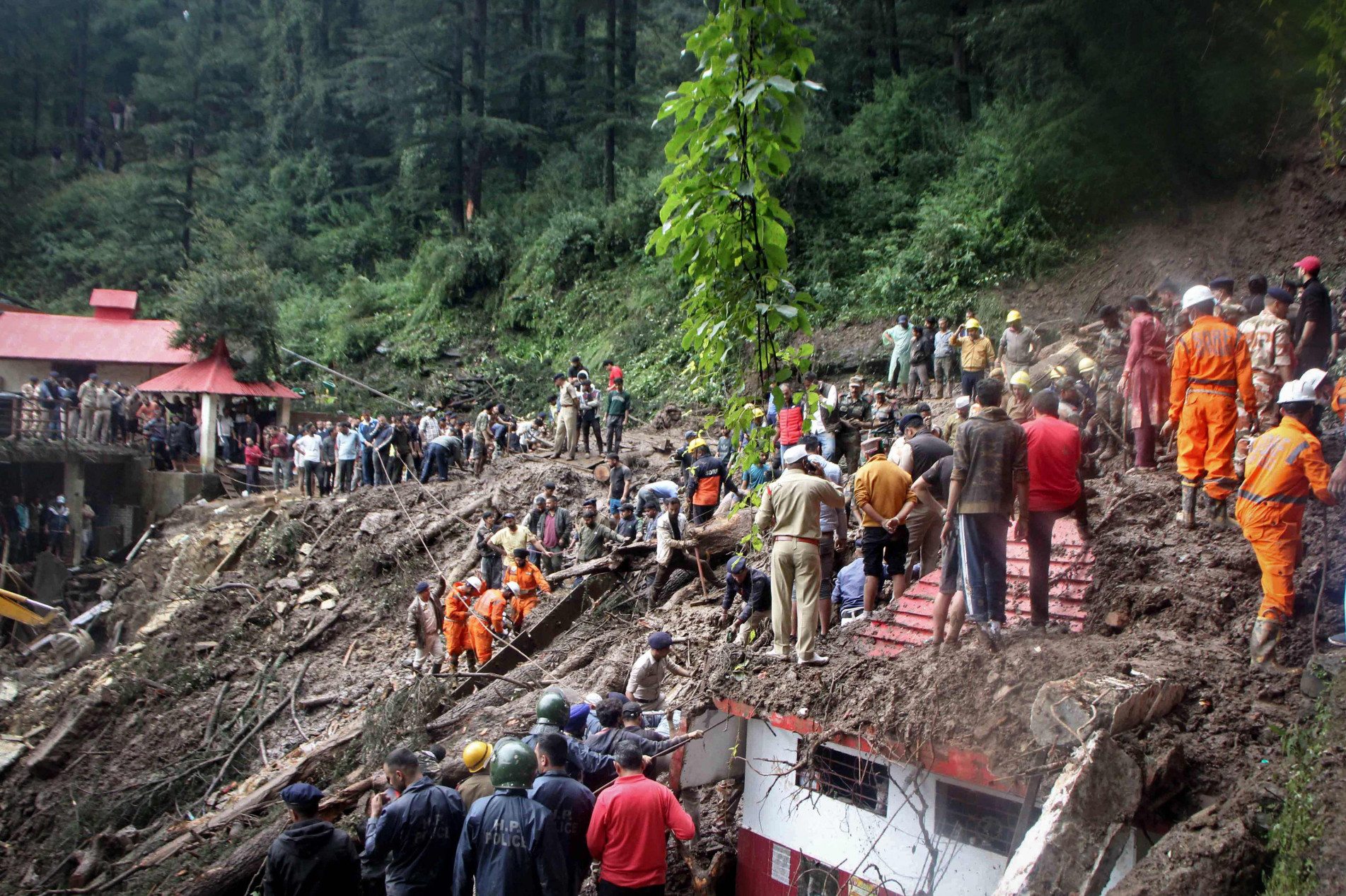 Equipes de resgate buscam vítimas de deslizamento em Shimla