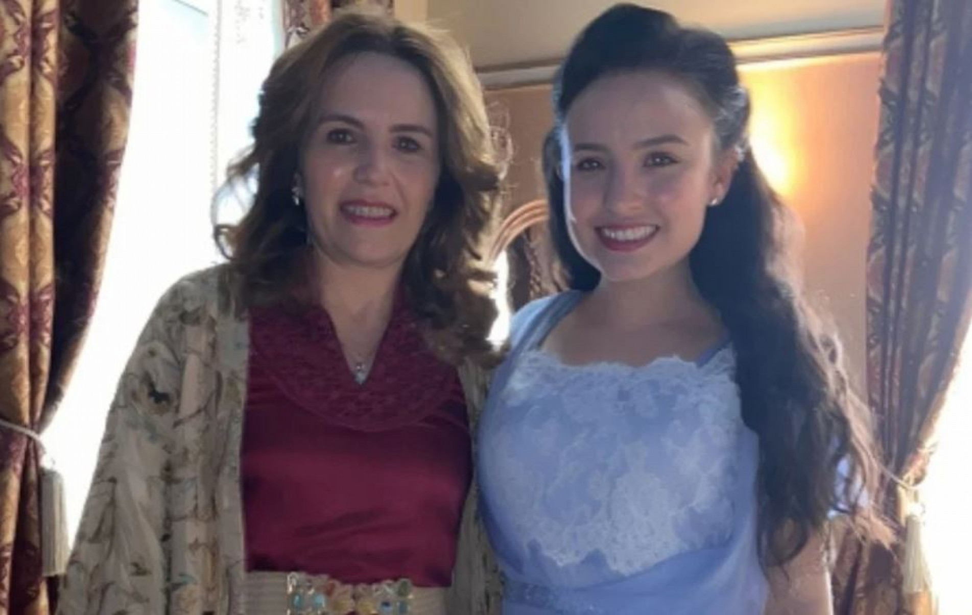 Silvana Taques e Larissa Manoela nos bastidores da novela Além da Ilusão (2022)