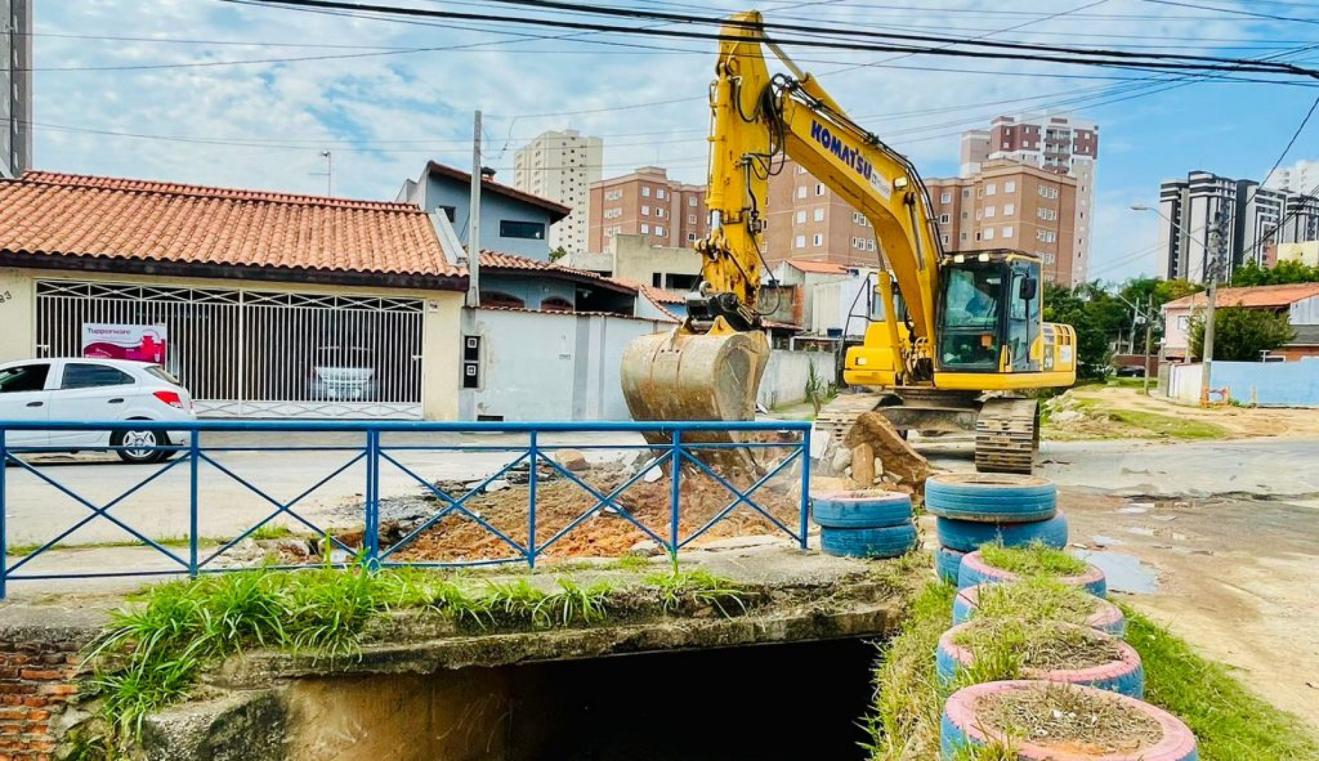 Obras de substituição de tubulação prossegue sob ponte