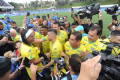 Amigos e torcedores abraçam o astro do futebol - Fábio Rogério (19/8/2023)