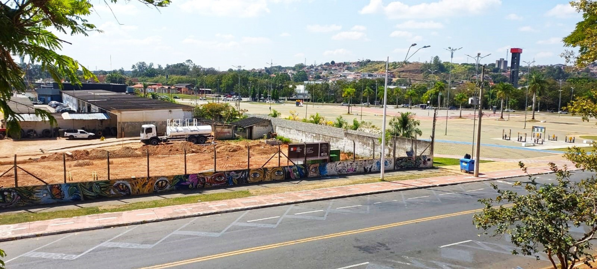 Local em que ficará o Centro e começou a receber terraplanagem