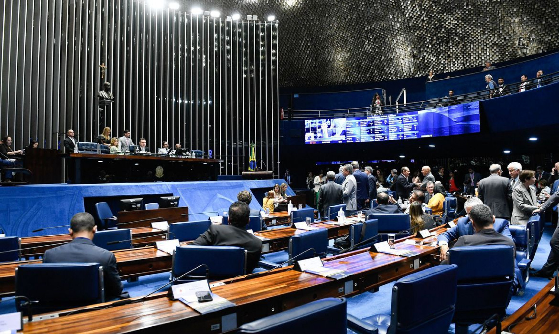 Senado aprova MP que aumenta salário mínimo e amplia isenção do IR  