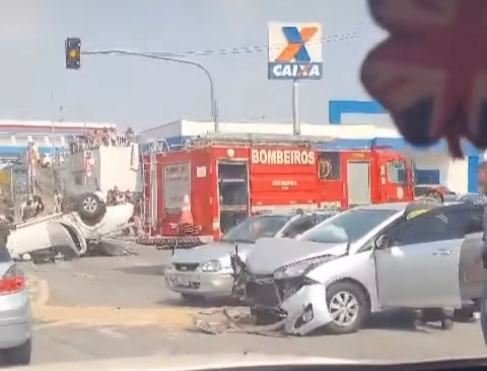 Capotamento deixa motorista ferido na avenida Itavuvu