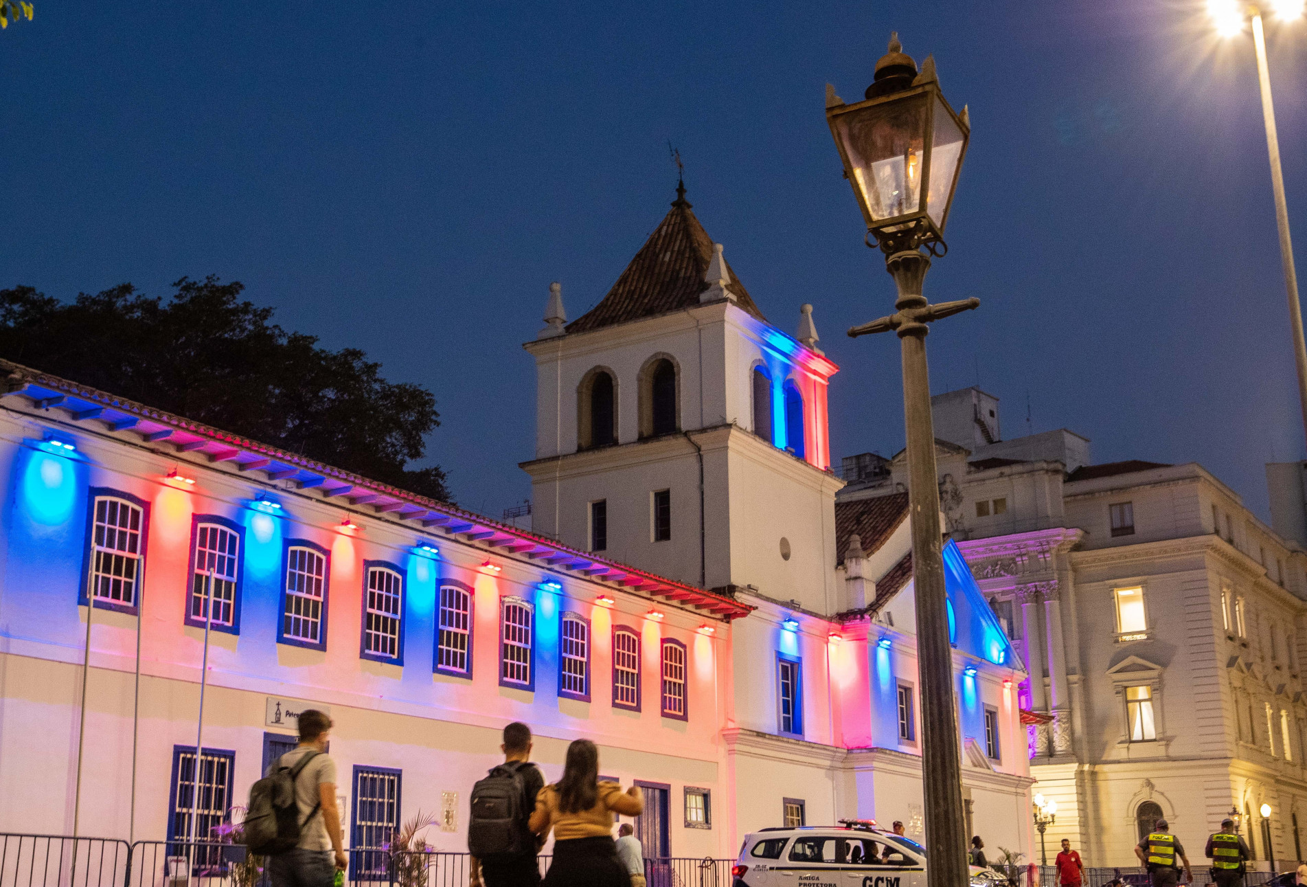 Dezoito das 38 luminárias localizadas no Pátio do Colégio foram restauradas