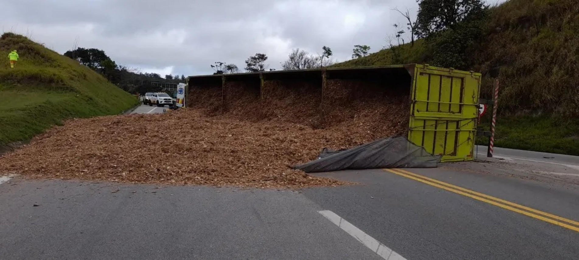 Carreta carregada com lascas de madeira tomba na Castello Branco em Araçariguama