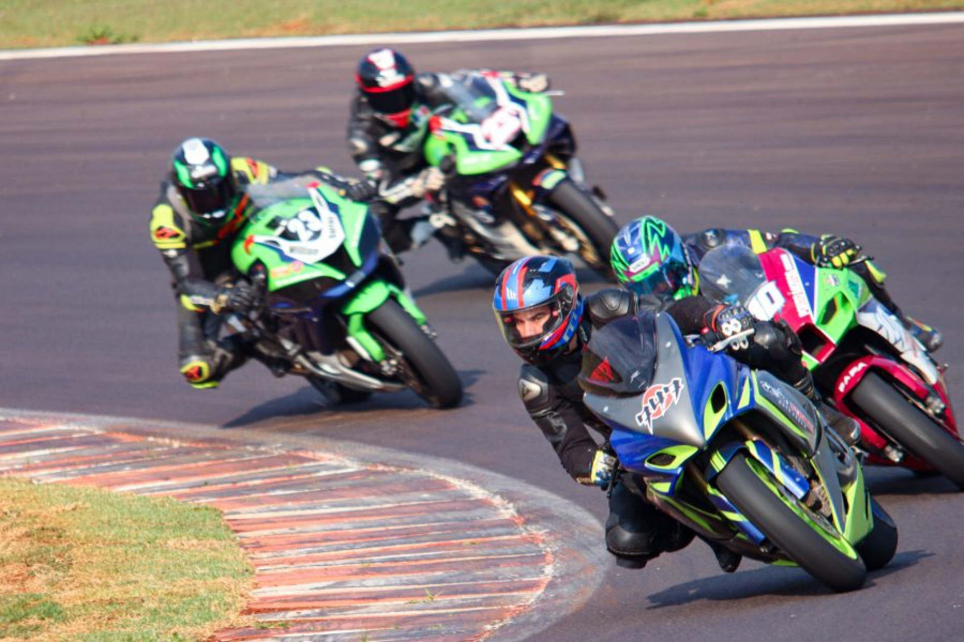 Acidente durante corrida de moto deixa dois pilotos mortos