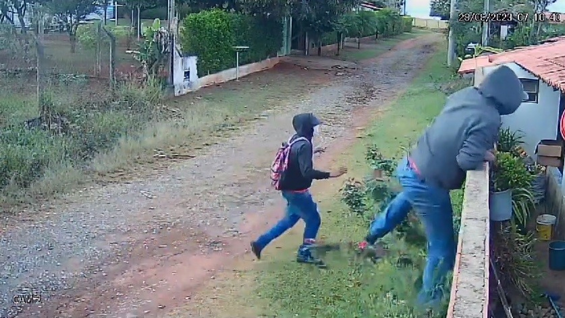 Os dois jovens estavam encapuzados e usavam máscaras brancas no rosto