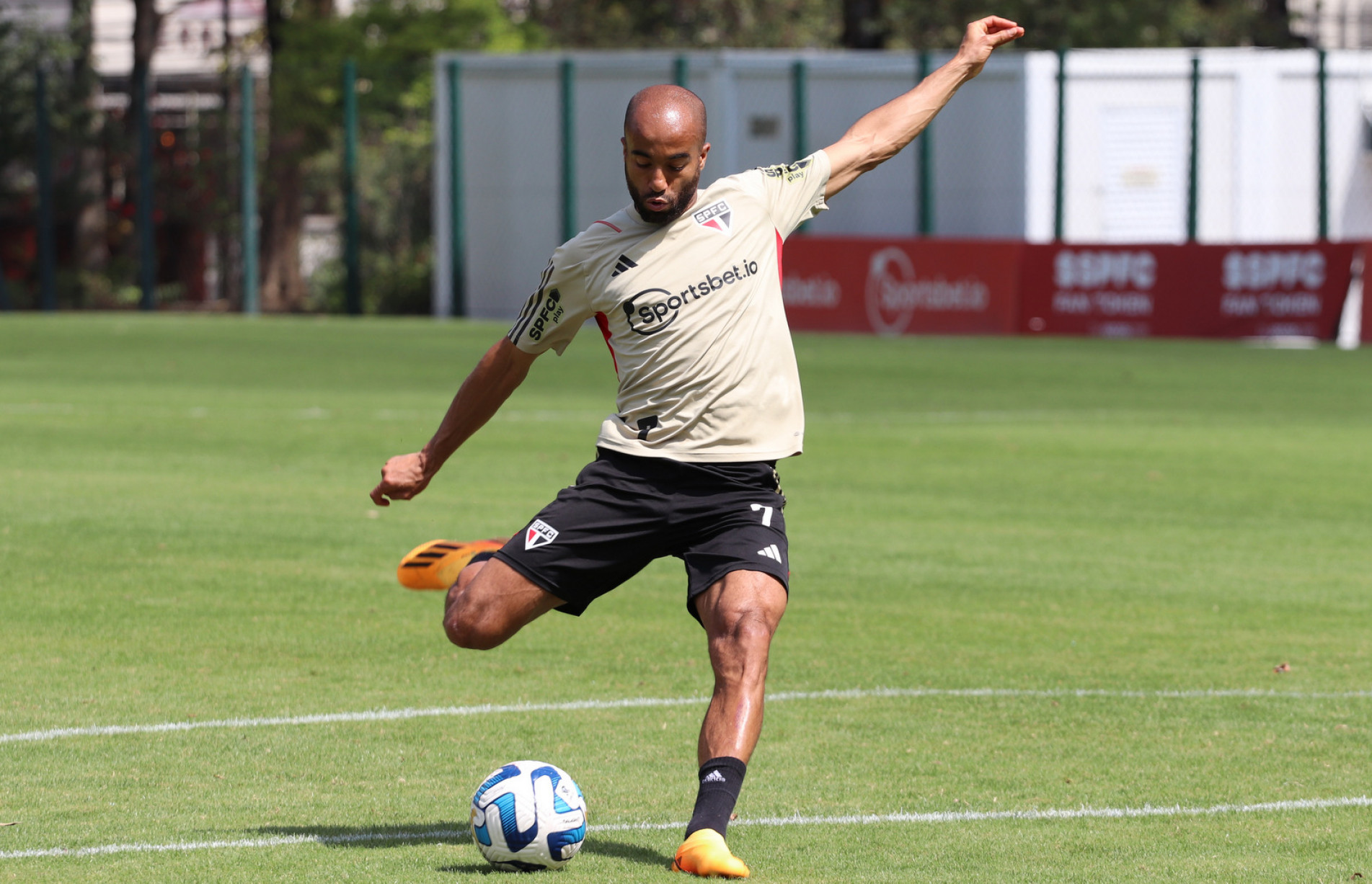 Lucas Moura deve ser um dos três atacantes do time