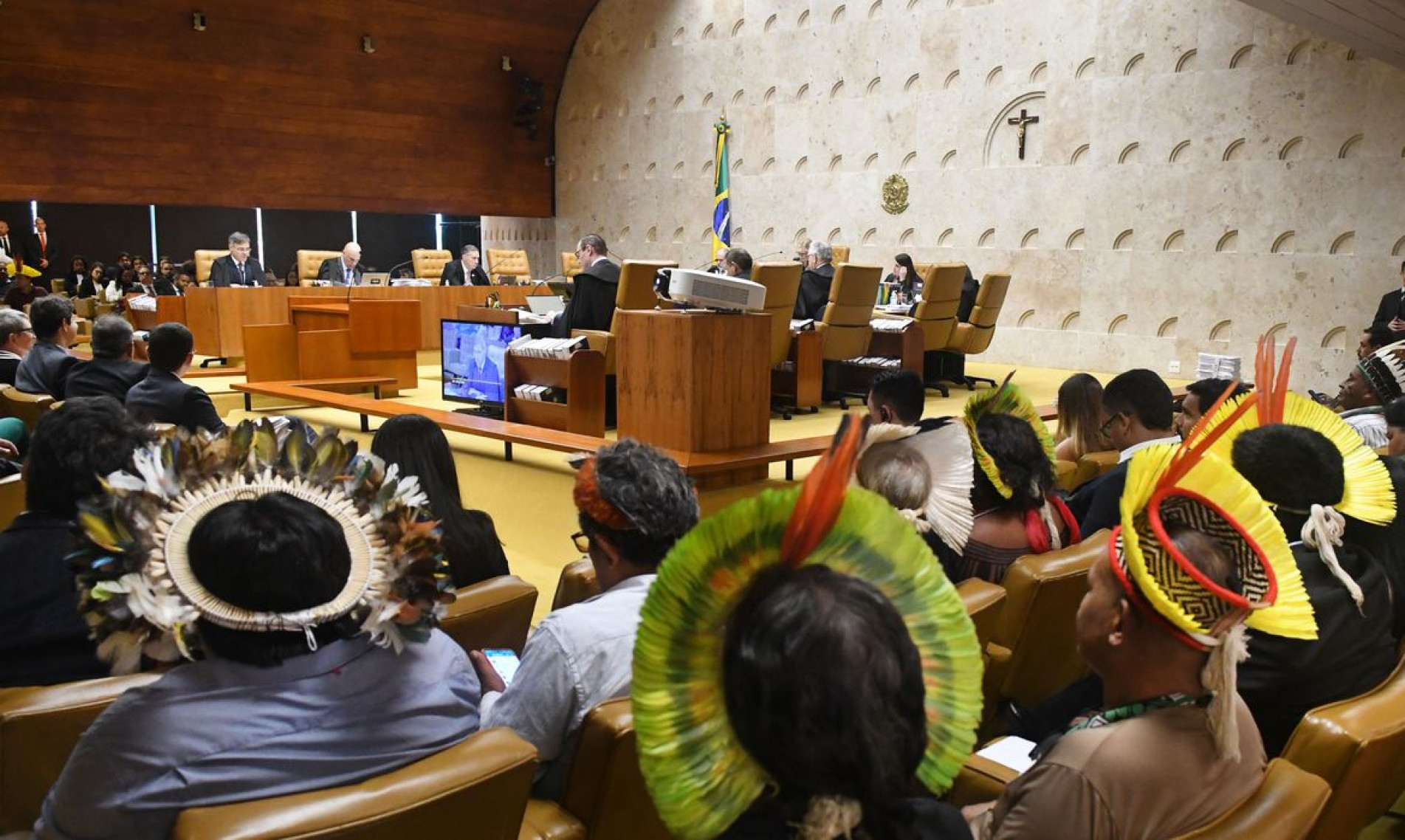 Lideranças indígenas foram ao plenário acompanhar a sessão