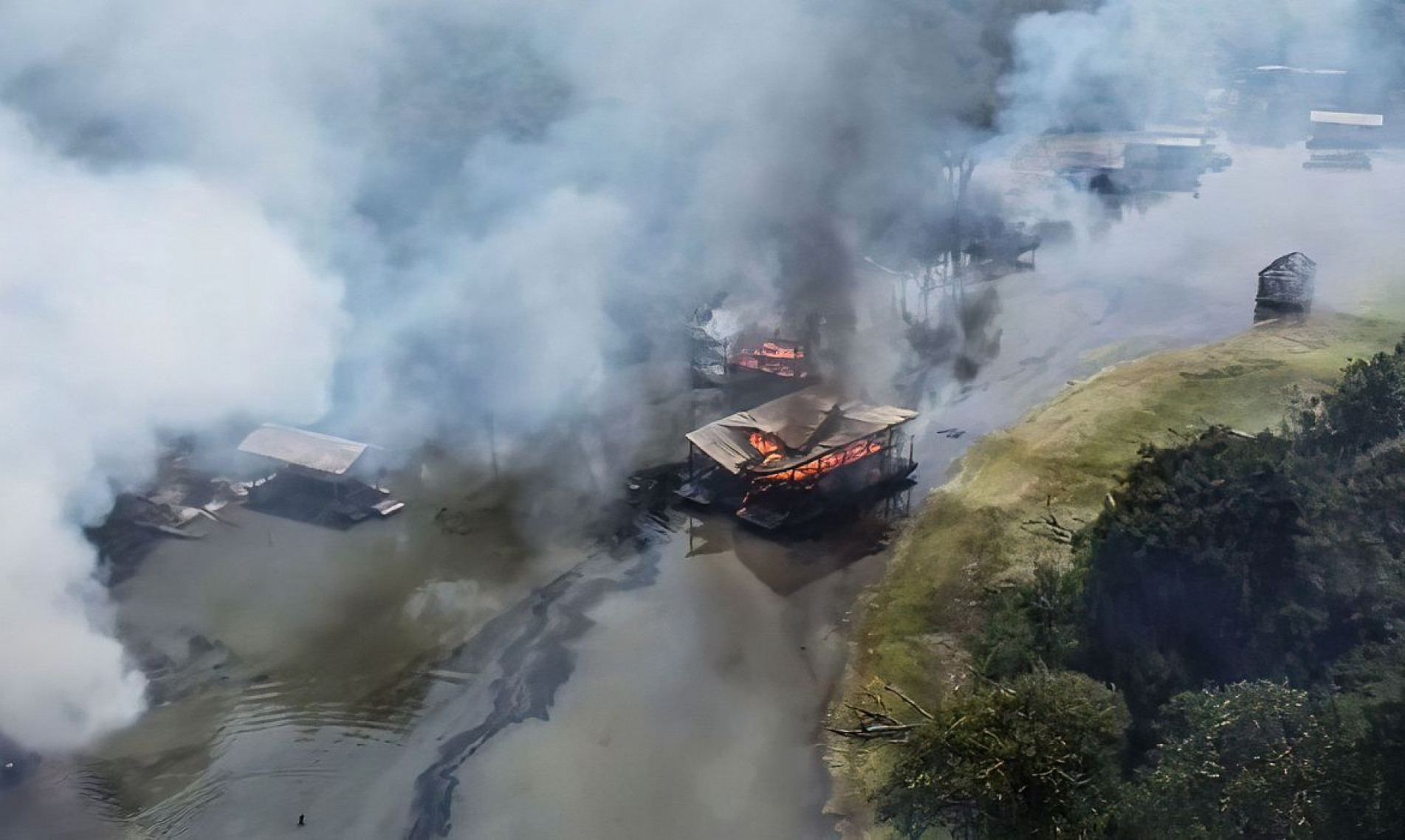 03/09/2023 - PF inutiliza 302 balsas de garimpo ilegal em operação no Amazonas. Foto: Polícia Federal/Divulgação