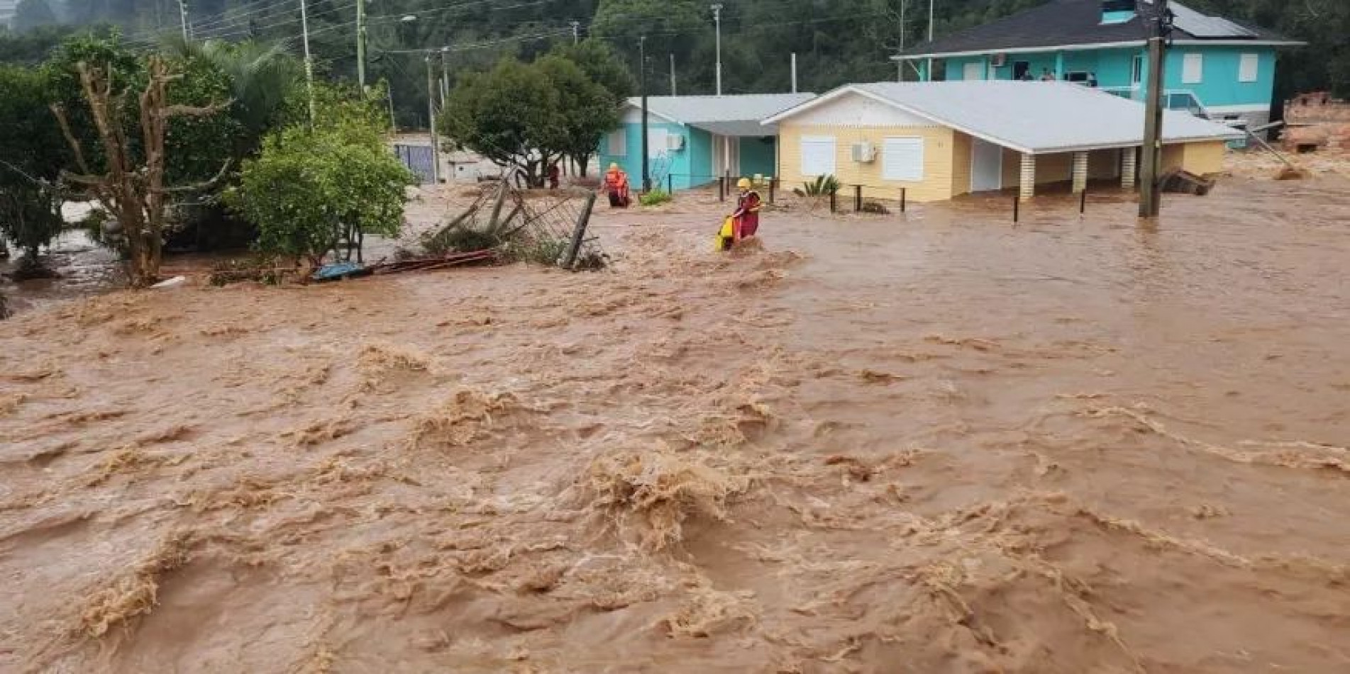 Em Nova Bassano, o rio Sabiá transbordou e alagou diversas ruas e 35 residências da cidade