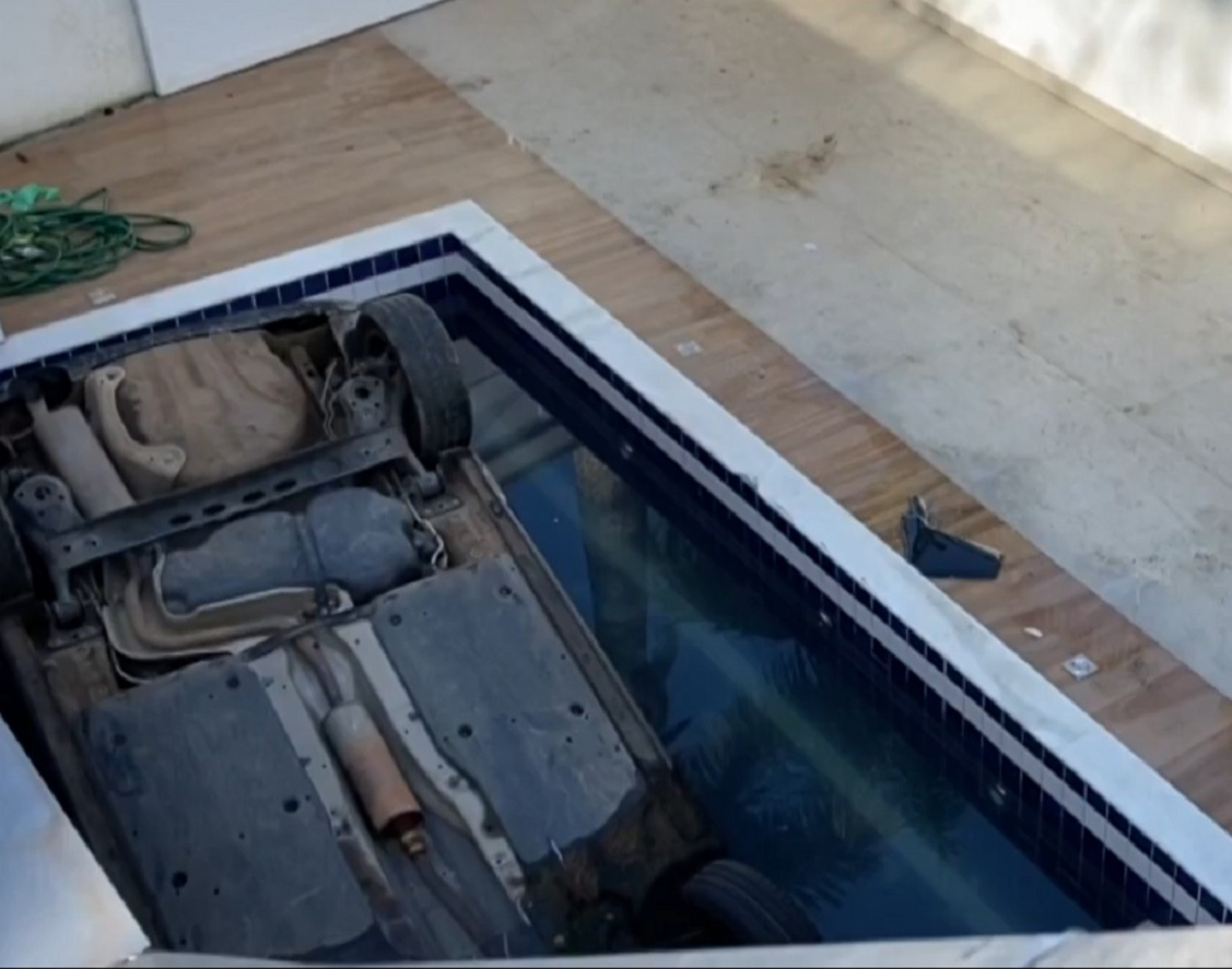 Carro caiu capotado dentro da piscina