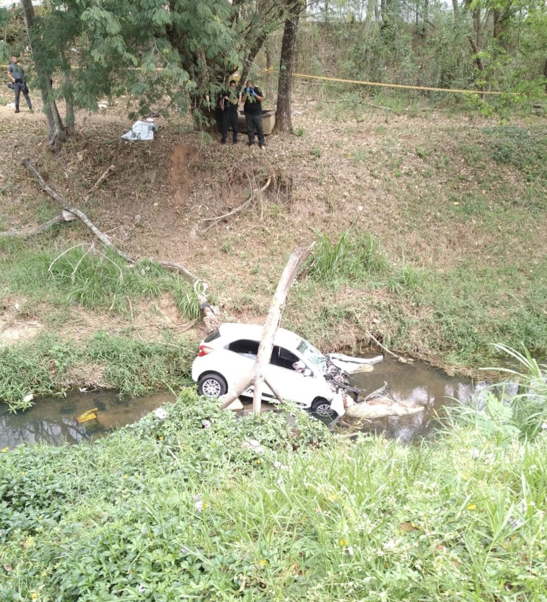 Motorista morre após carro cair em córrego em Sorocaba