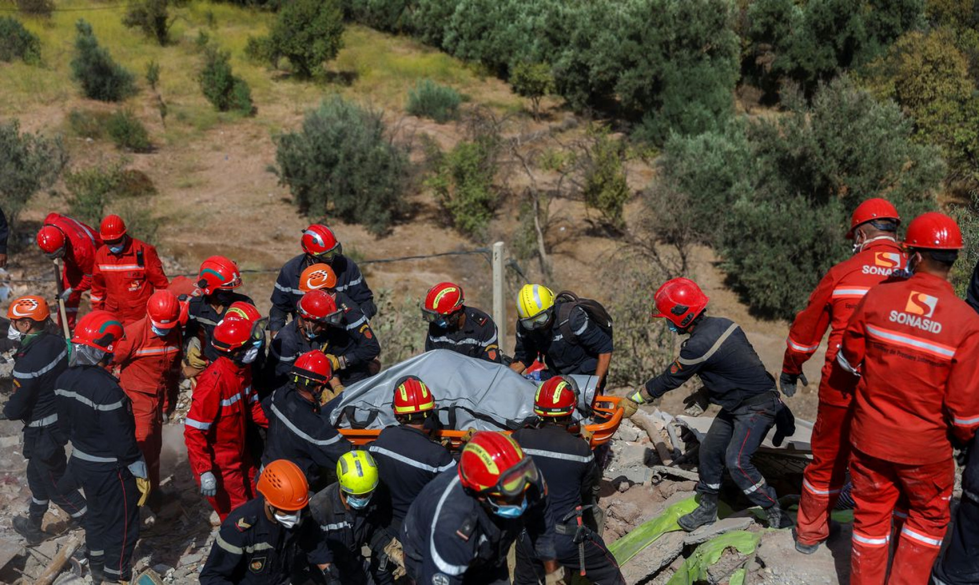 Equipes de quatro países auxiliam no resgate de vítimas no Marrocos