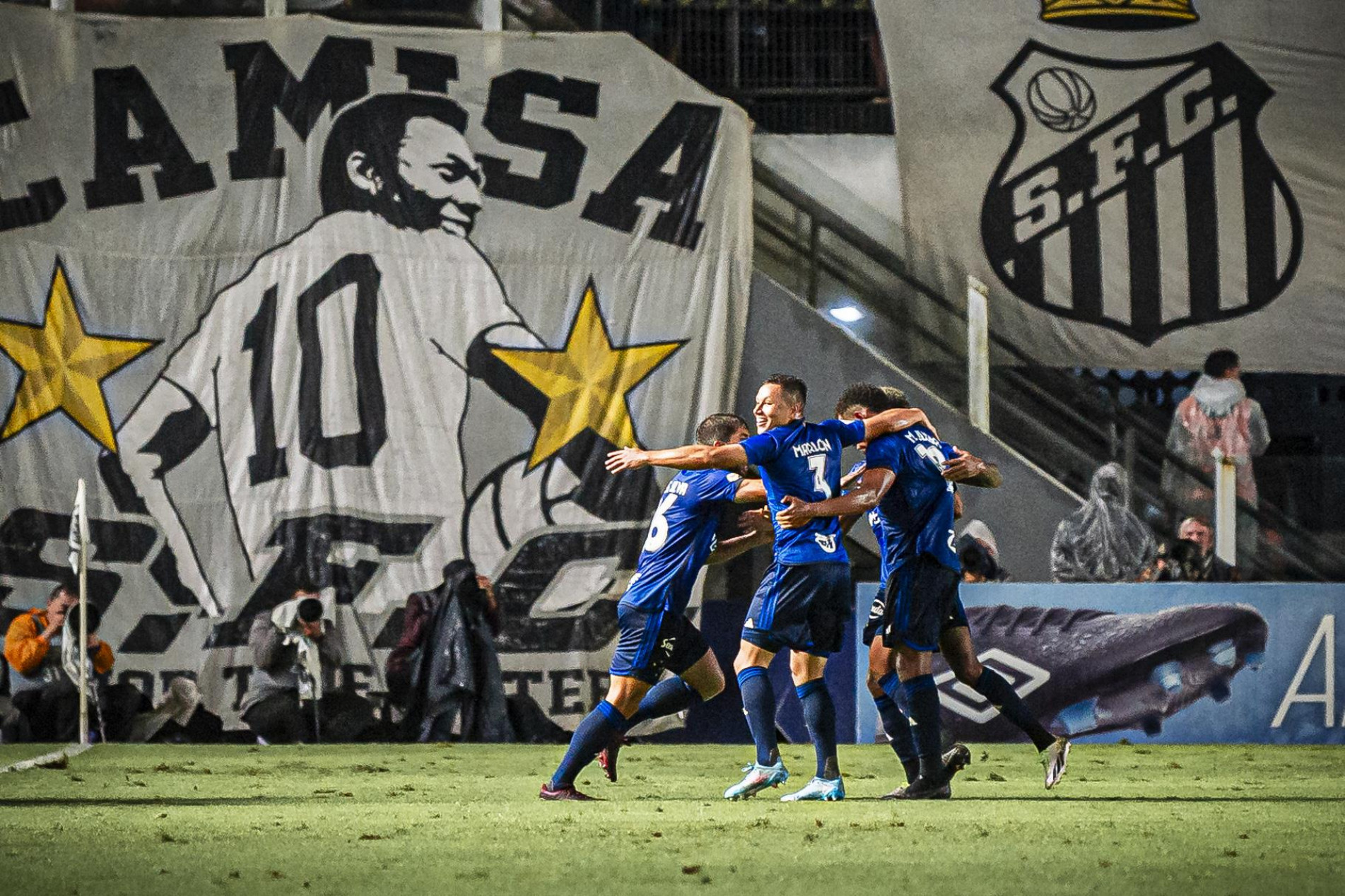 Cruzeiro levou a melhor e aumentou a crise do Peixe