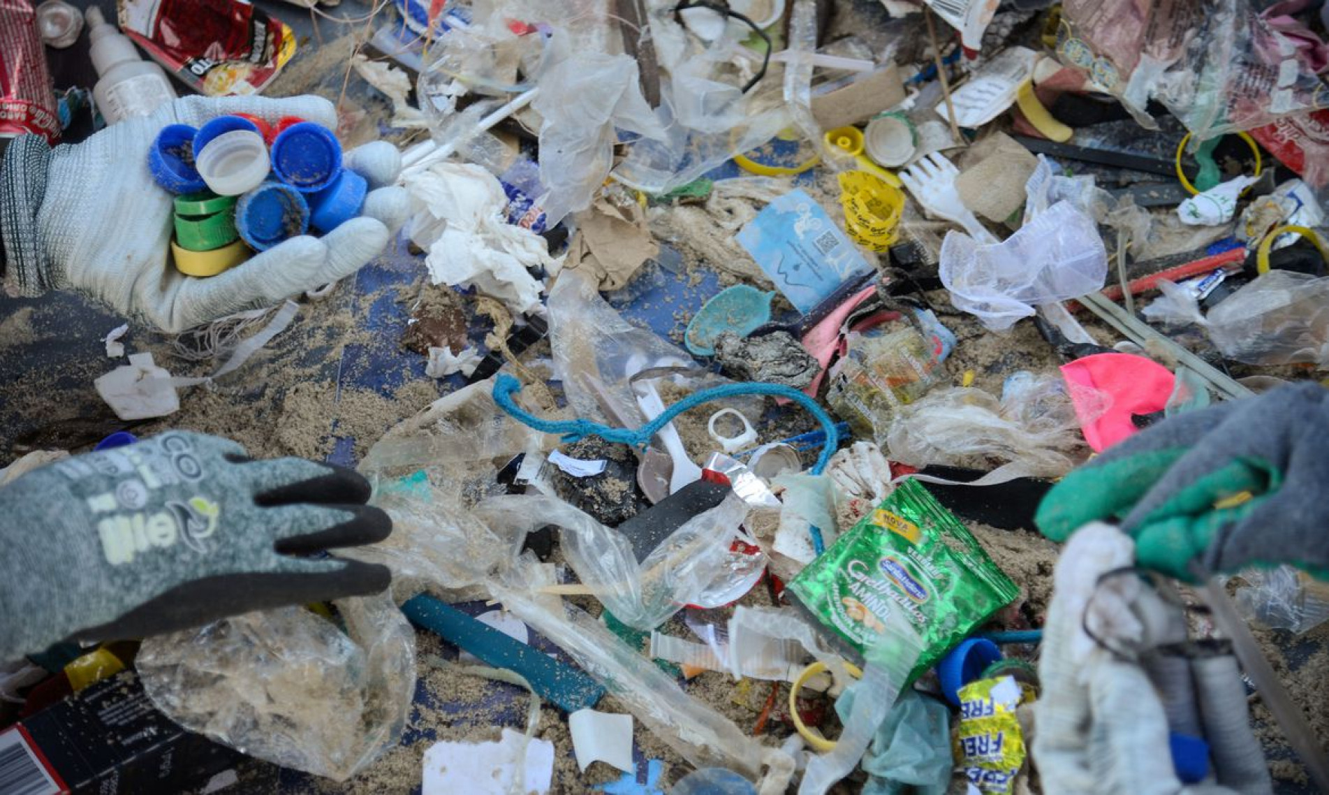 No Dia Mundial de Limpeza de Rios e Praias - CleanUp Day, voluntários recolhem lixo na praia de Copacabana, na zona sul da capital fluminense