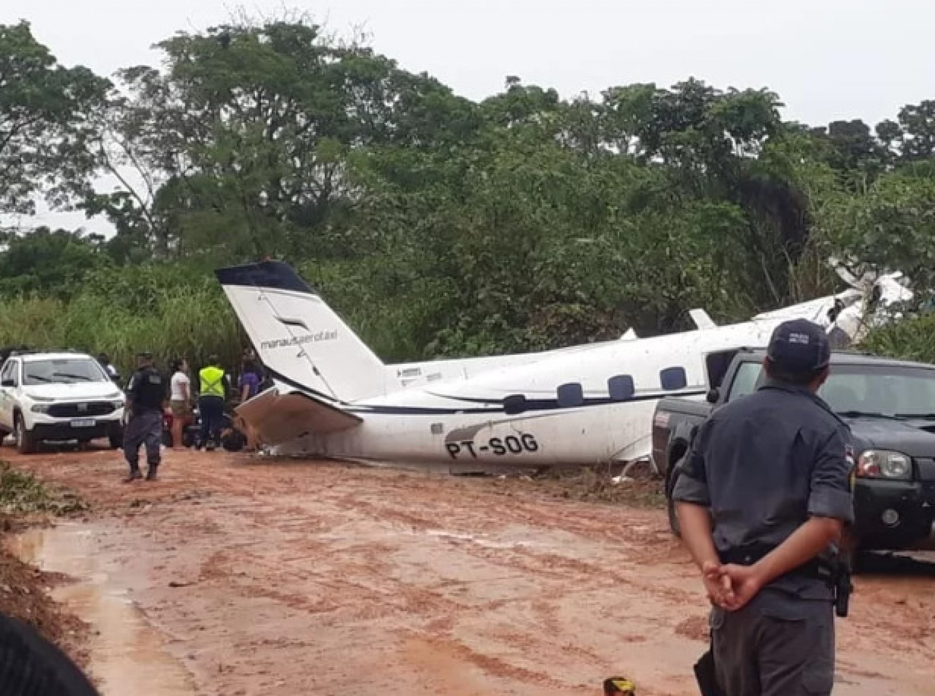 O avião de médio porte, do modelo EMB-110, levava 12 turistas, que iam pescar no Rio Negro