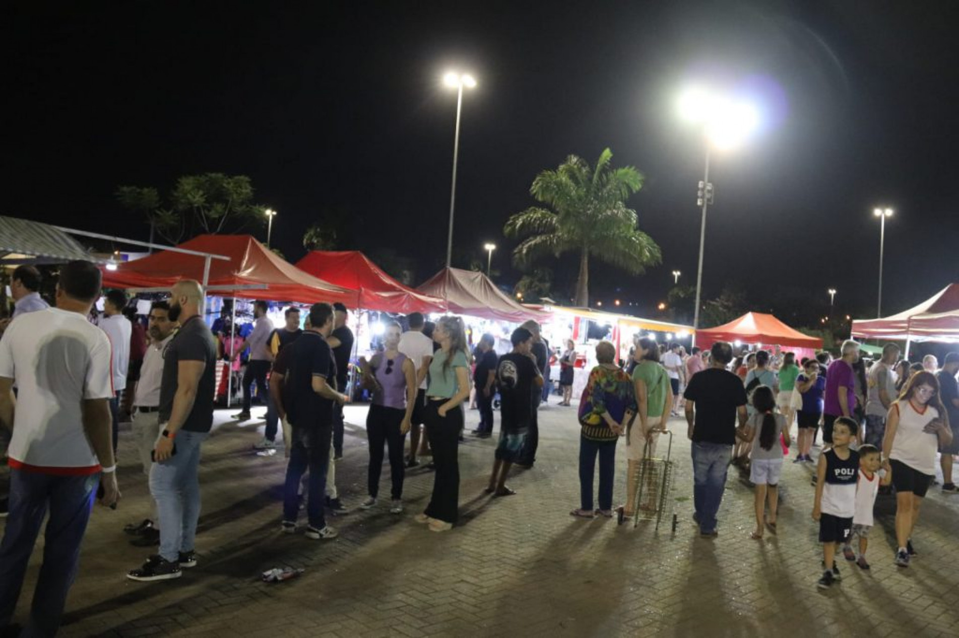 Abertura das feiras, anteontem, atraiu muitos moradores e autoridades