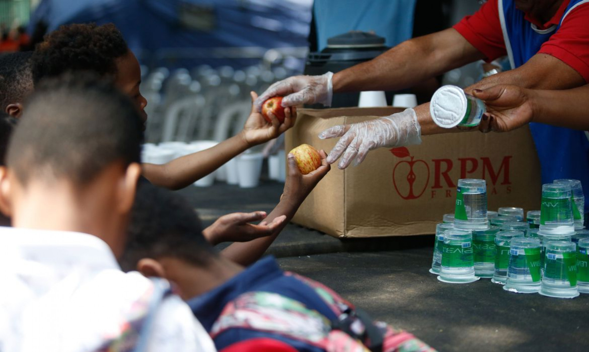 Tendas fornecem água, frutas e bonés, além de contar com espaço para animais de estimação e uma ambulância para atendimento a casos de exposição ao calor