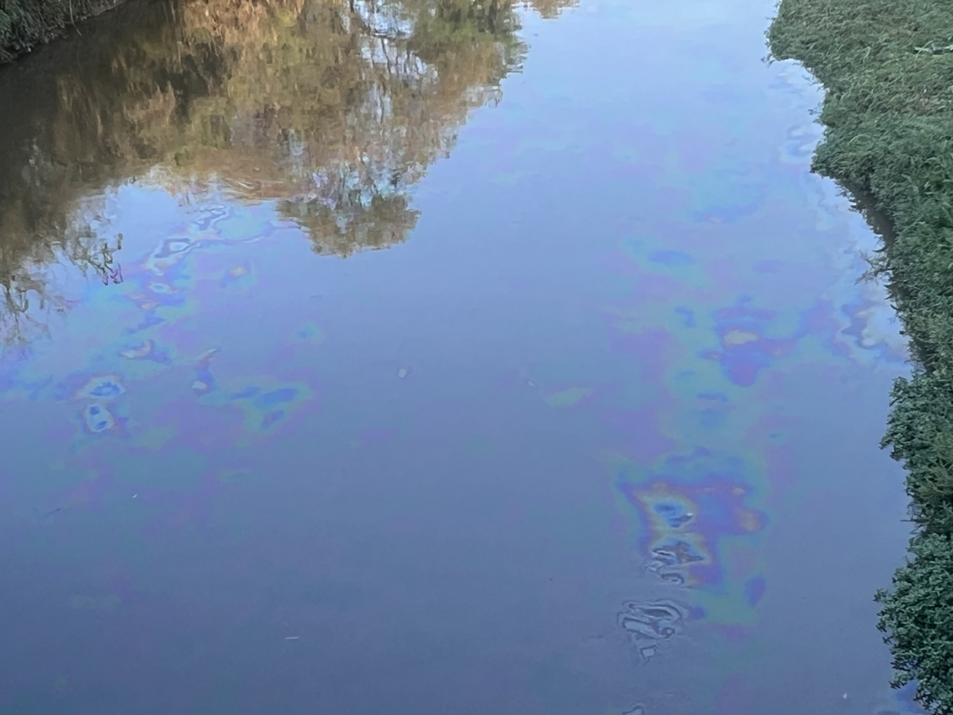 Manchas coloridas apareceram no Rio Sorocaba na tarde de quinta-feira (21), próximo ao Jardim Iguatemi