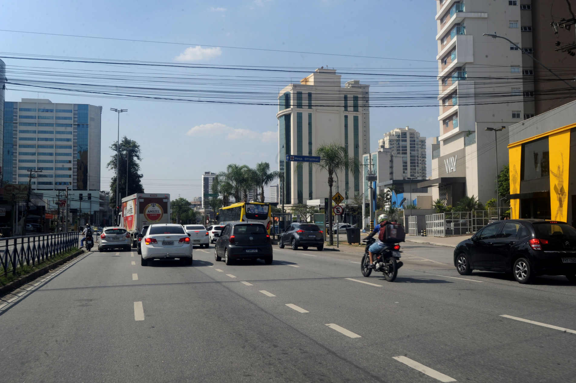 CPFL Piratininga confirma as interrupções momentâneas de energia, que também acontece em ruas transversais da avenida, relatadas pelos moradores