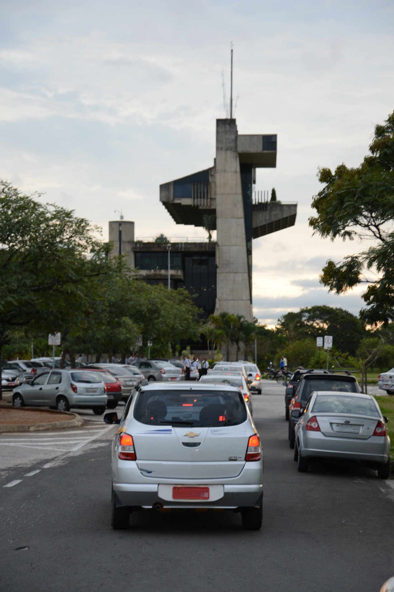 Furto de um veículo no estacionamento do Paço levanta dúvidas sobre a segurança no local