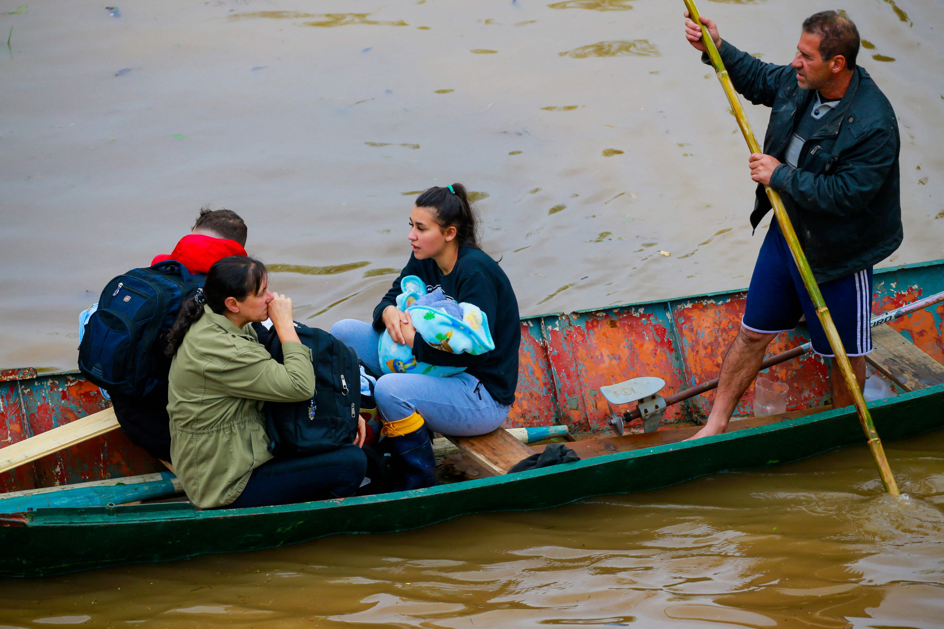 Enquanto rios secam no Amazonas, moradores usam canoas em ruas de Porto Alegre