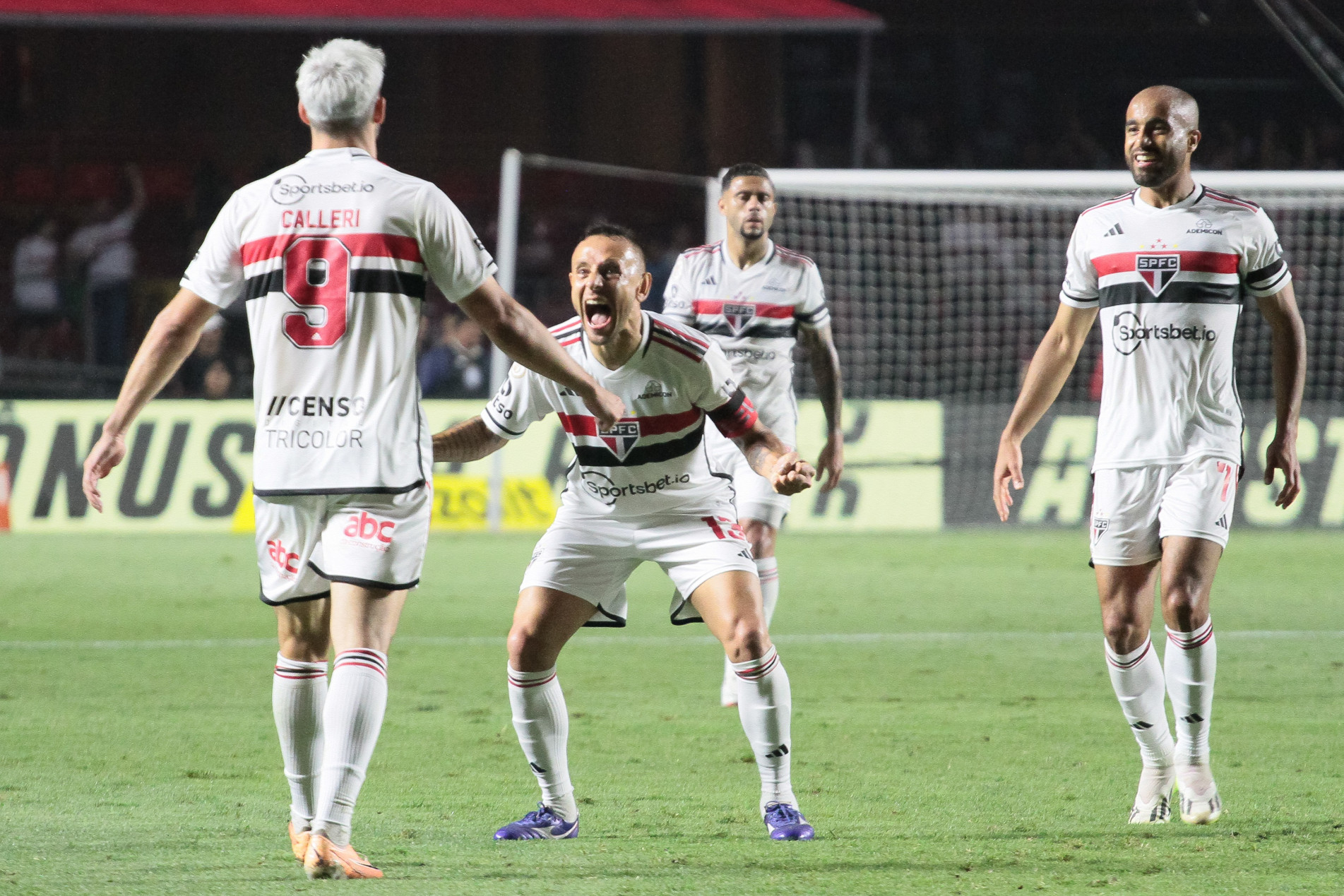 Jogadores do São Paulo comemoram gol com o argentino