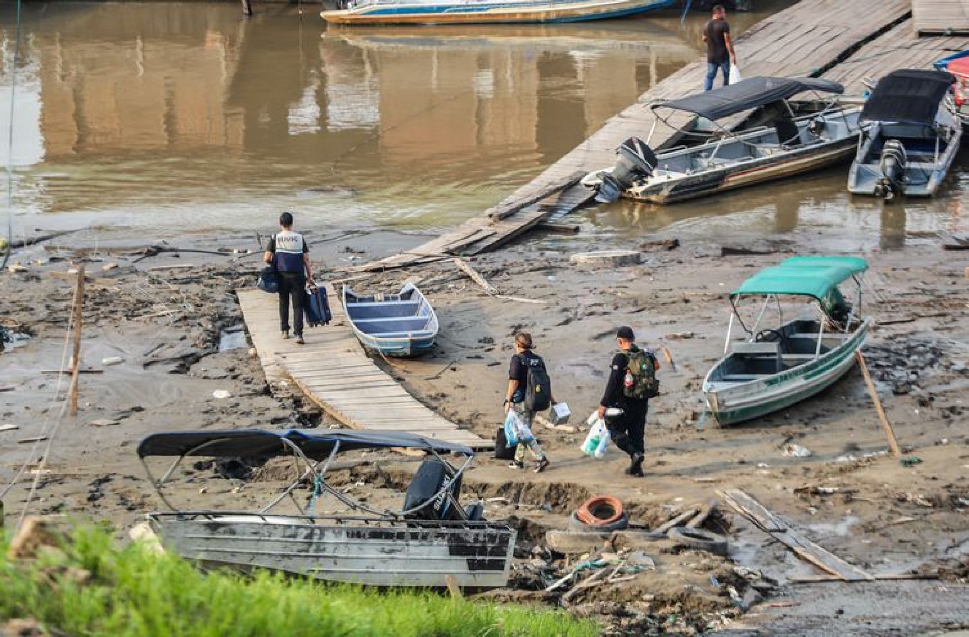 Embarque no porto de Manacapuru das equipes de pronto atendimento às vítimas do desbarrancamento no município de Beruri.