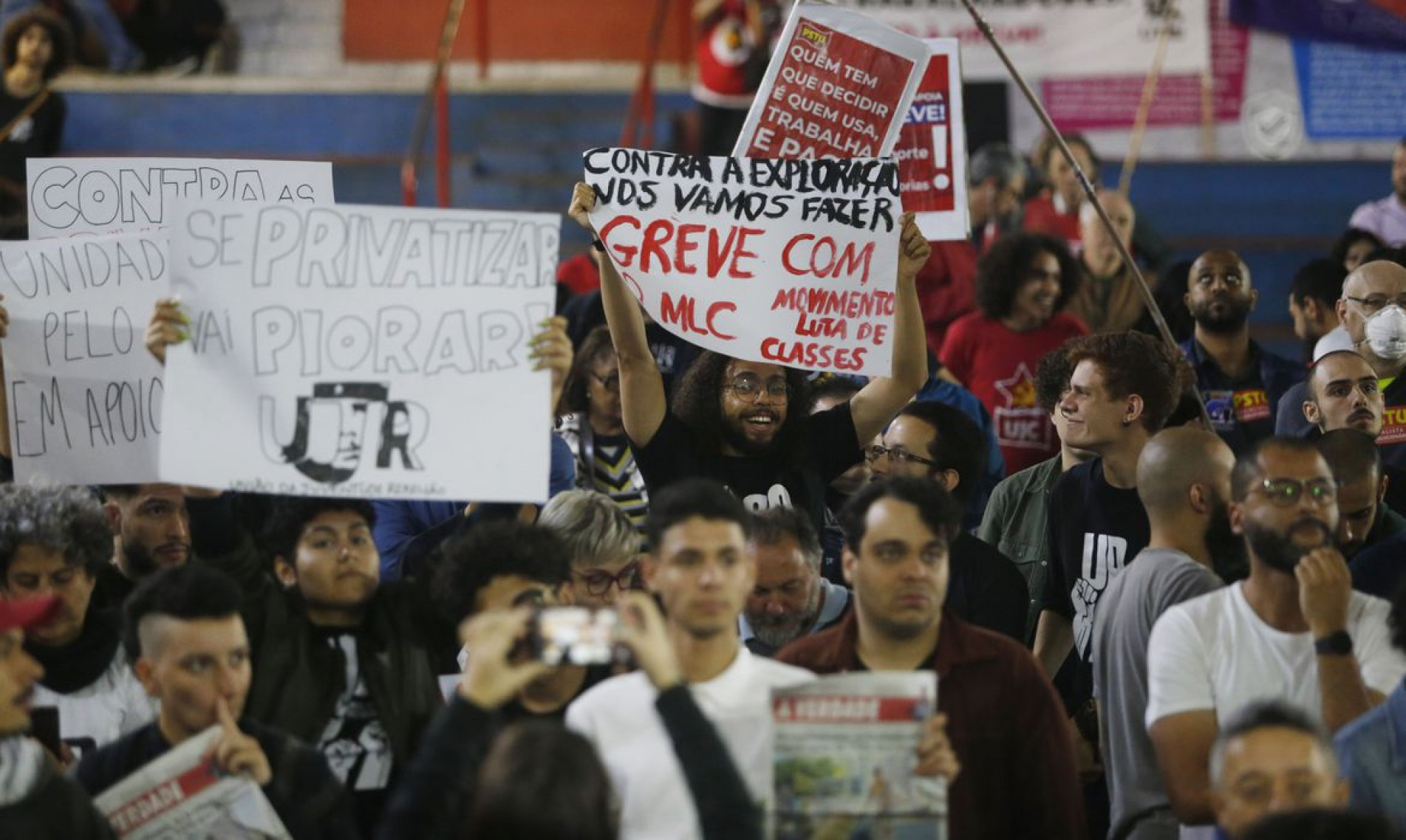 Metroviários, ferroviários e trabalhadores da Sabesp durante assembleia para organizar greve unificada, na Quadra dos Bancários