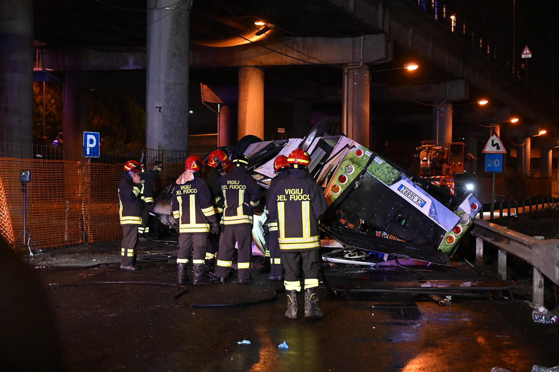 Acidente com o ônibus, que caiu de uma ponte explodiu, deixou 21 mortos 