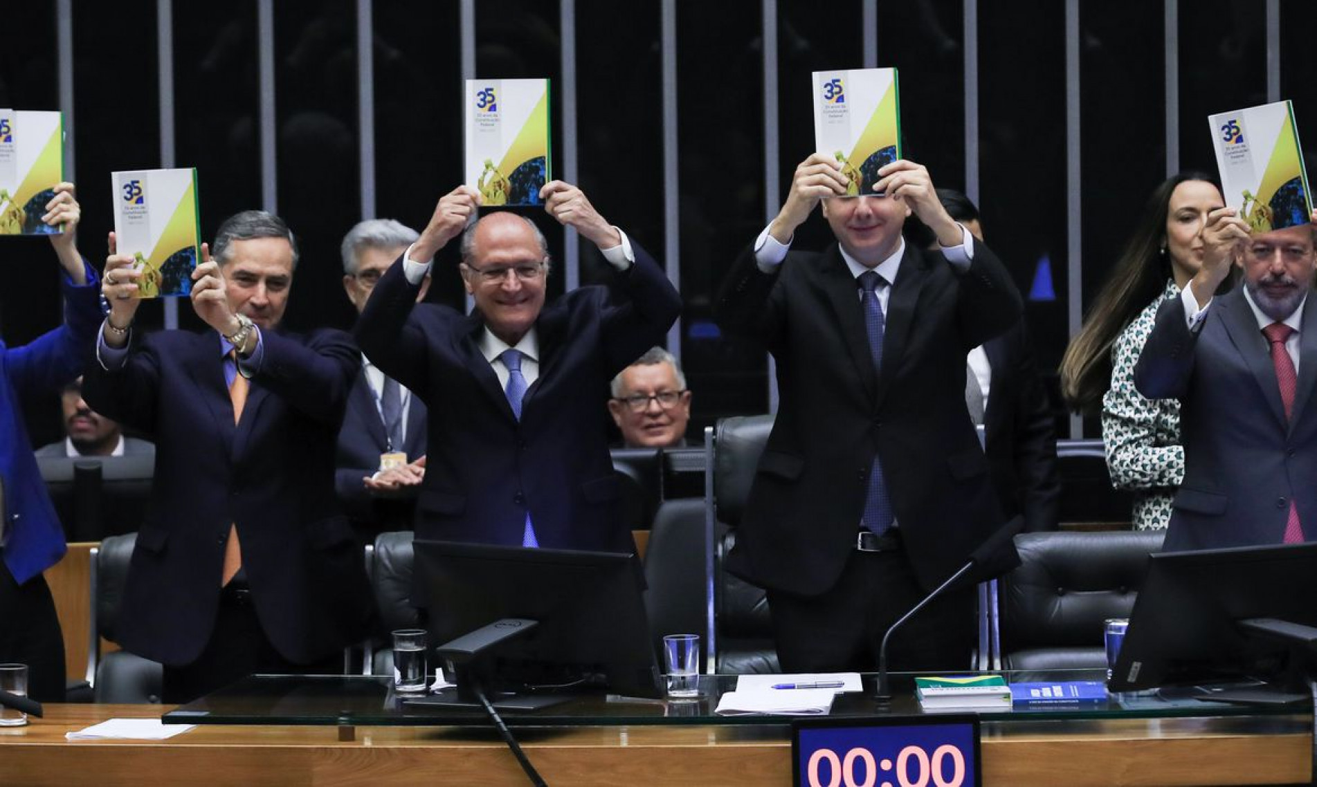 Congresso Nacional realiza sessão solene para comemorar os 35 anos da Constituição brasileira, promulgada em 1988. 