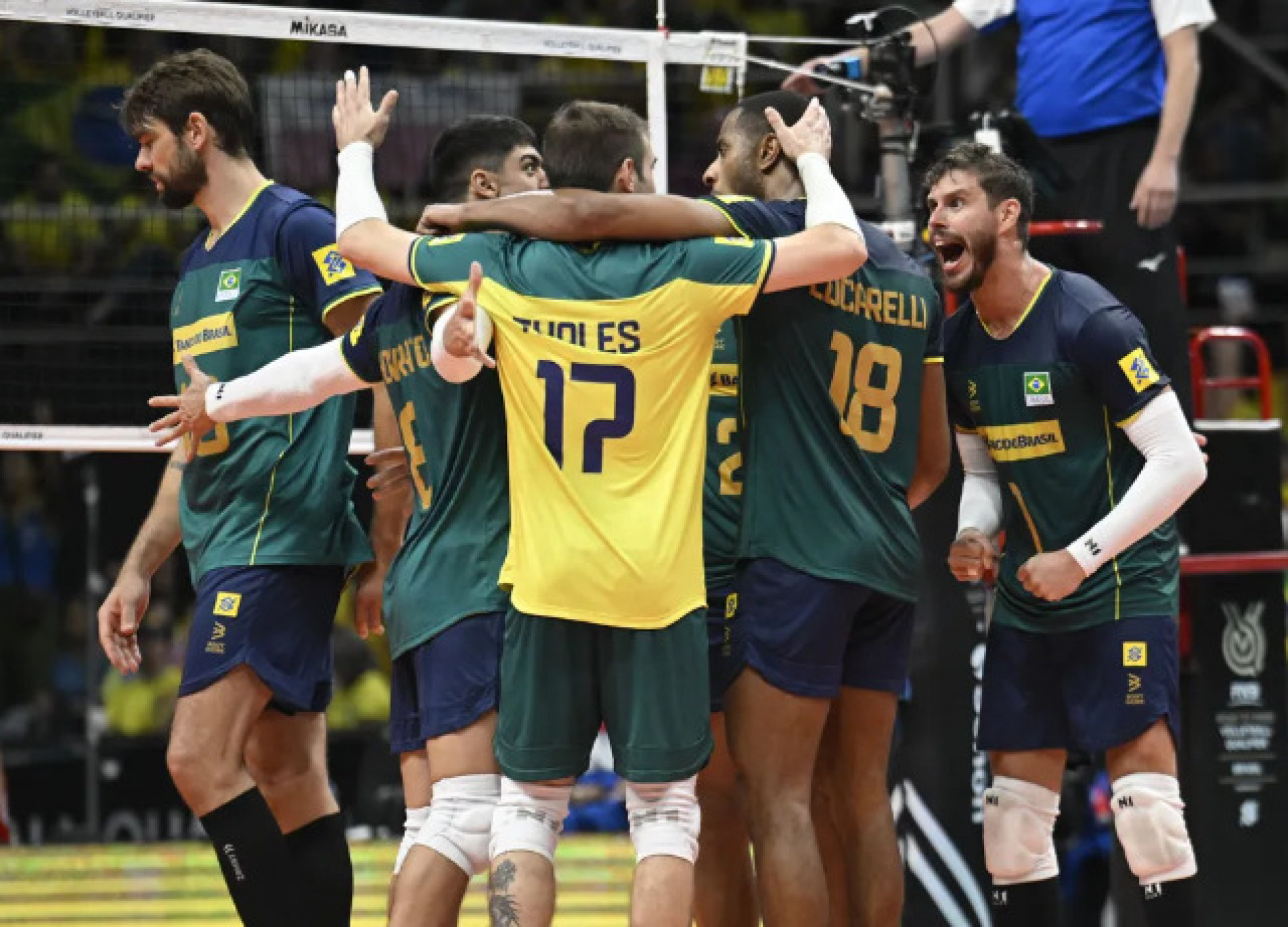 Equipe do Brasil comemora contra Cuba no pré-olímpico de vôlei masculino