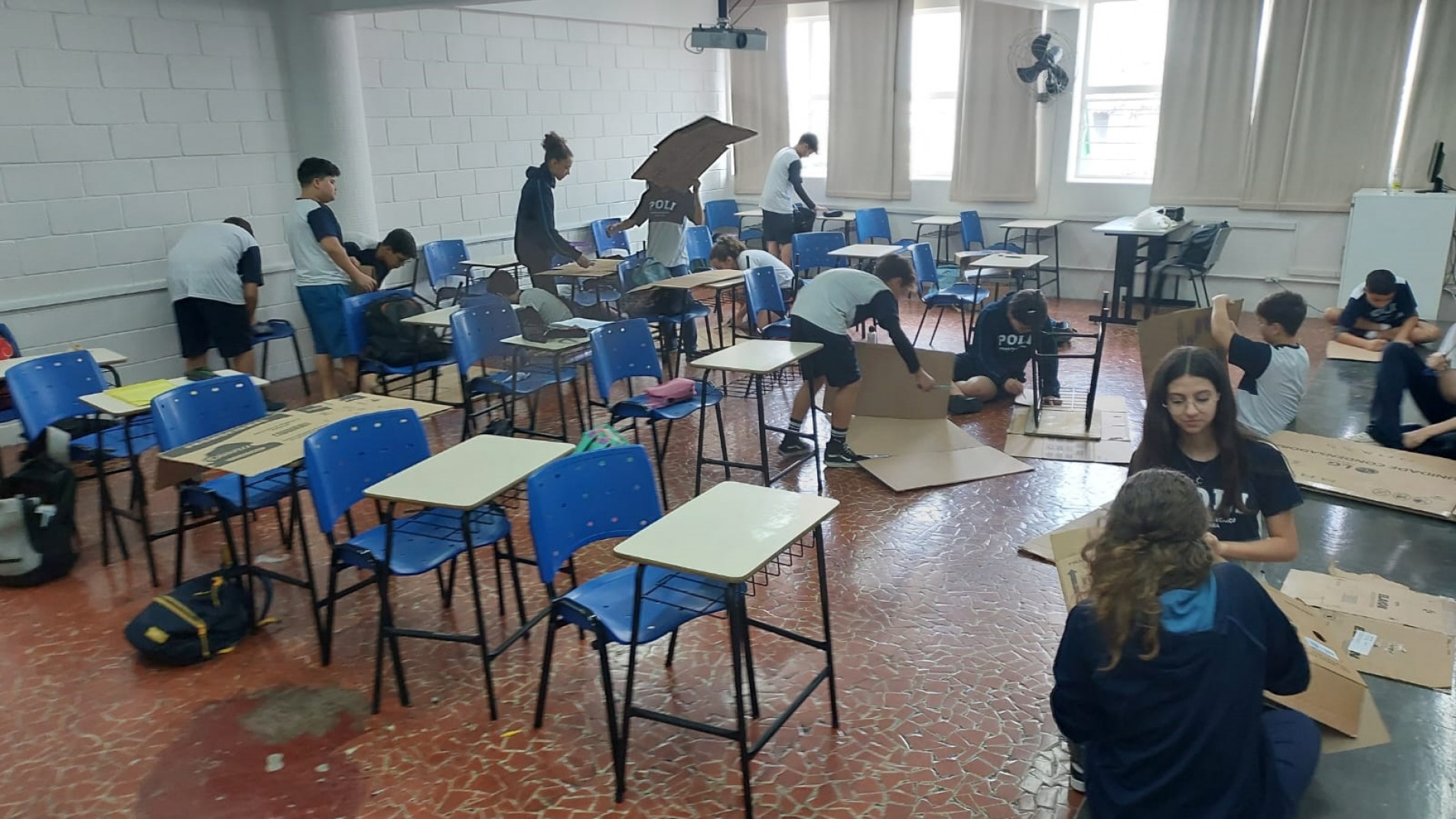 Os alunos se envolveram em todos os detalhes, como a decoração das salas para receber o público, além da confecção dos trabalhos que serão apresentados