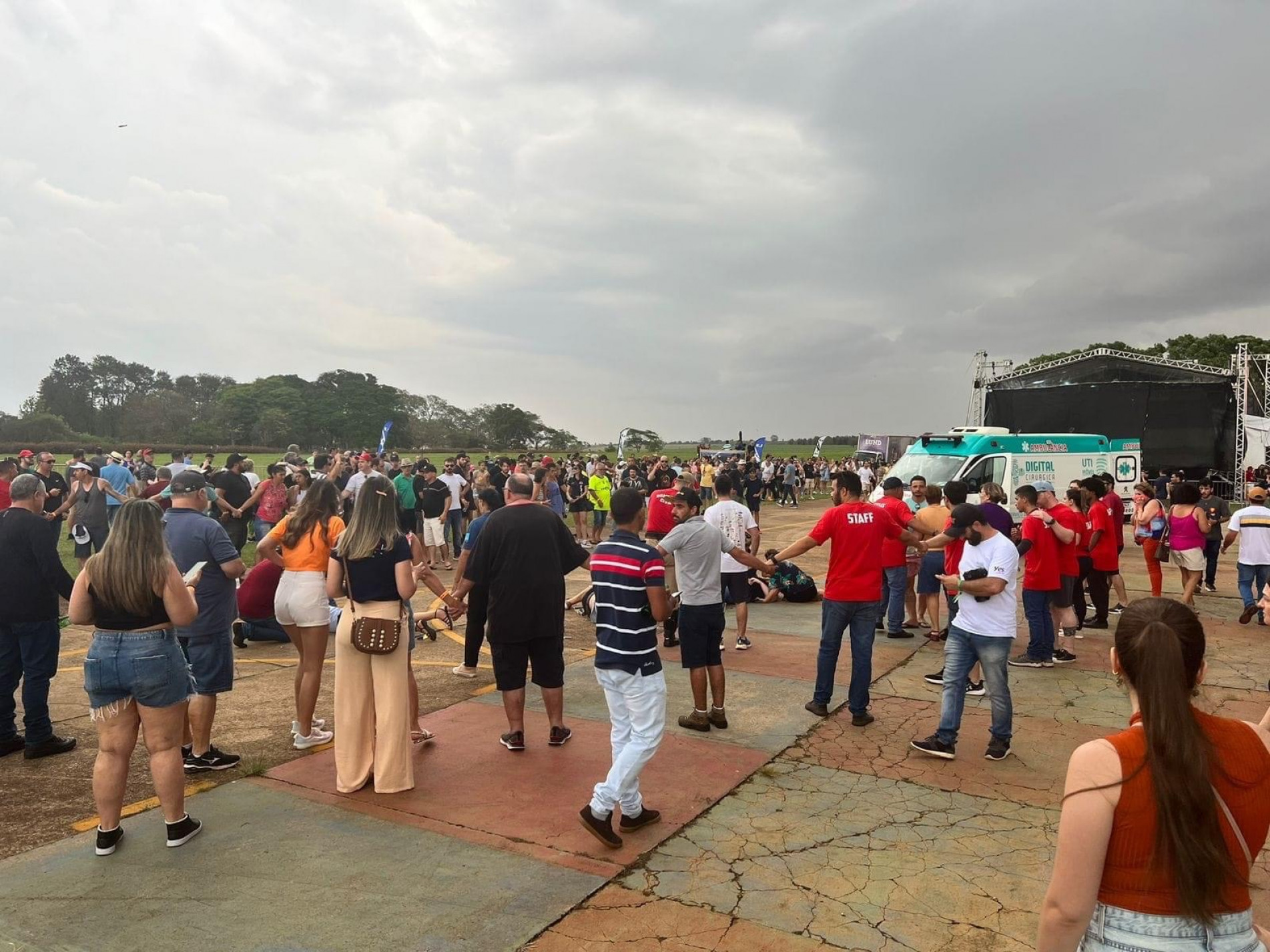 Paraquedista caiu sobre público em evento em Itápolis, interior de SP. Uma pessoa morreu e três ficaram feridas 