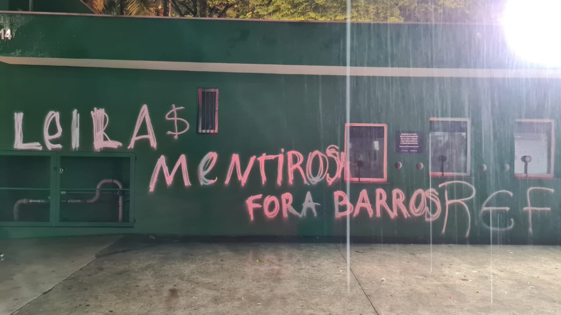 Muro do Allianz Parque é pichado depois da derrota do Palmeiras para o Santos no final de semana