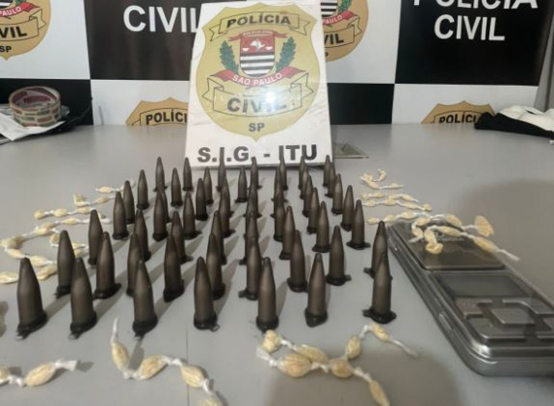 Foram encontradas 54 porções de cocaína, 68 porções de crack, uma balança de precisão e R$ 50 