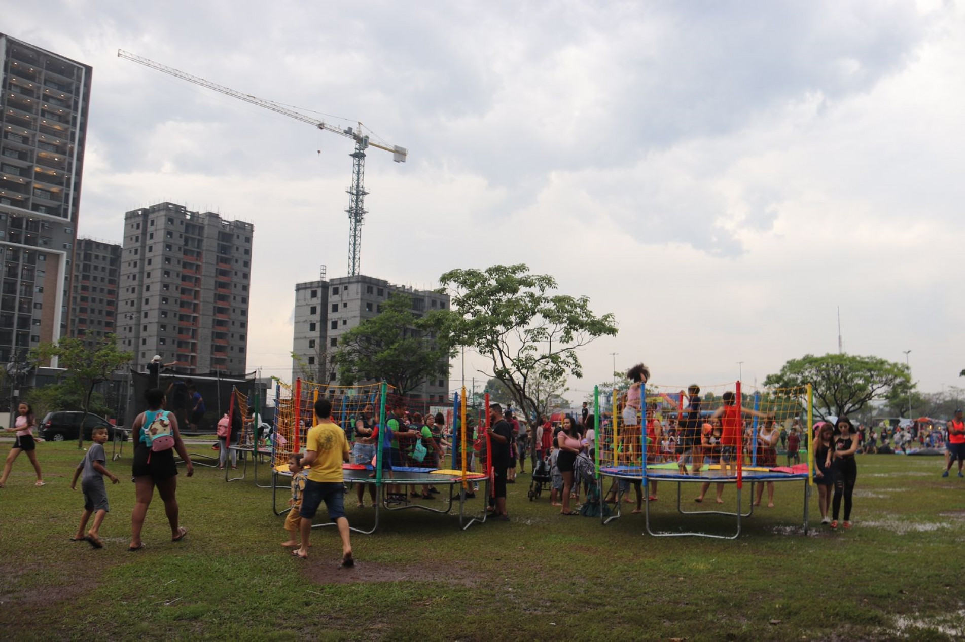 Brinquedos, super-heróis e guloseimas, entre outras atrações, fizeram a alegria da criançada no Paço Municipal