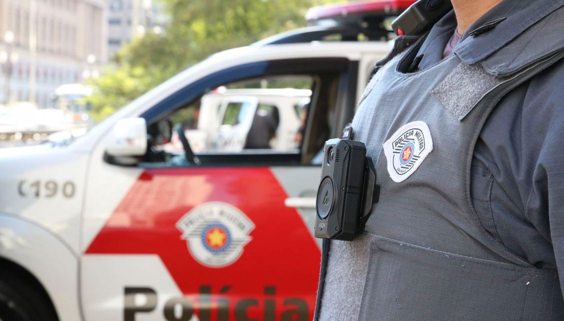 Uso de câmeras acopladas aos uniformes de policiais militares do estado de São Paulo 