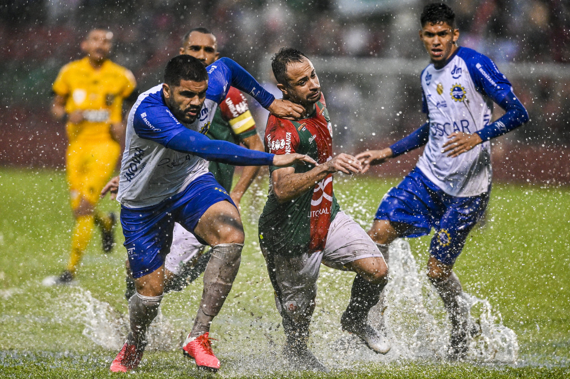 Sob chuva, Portuguesa Santista venceu jogo de ida