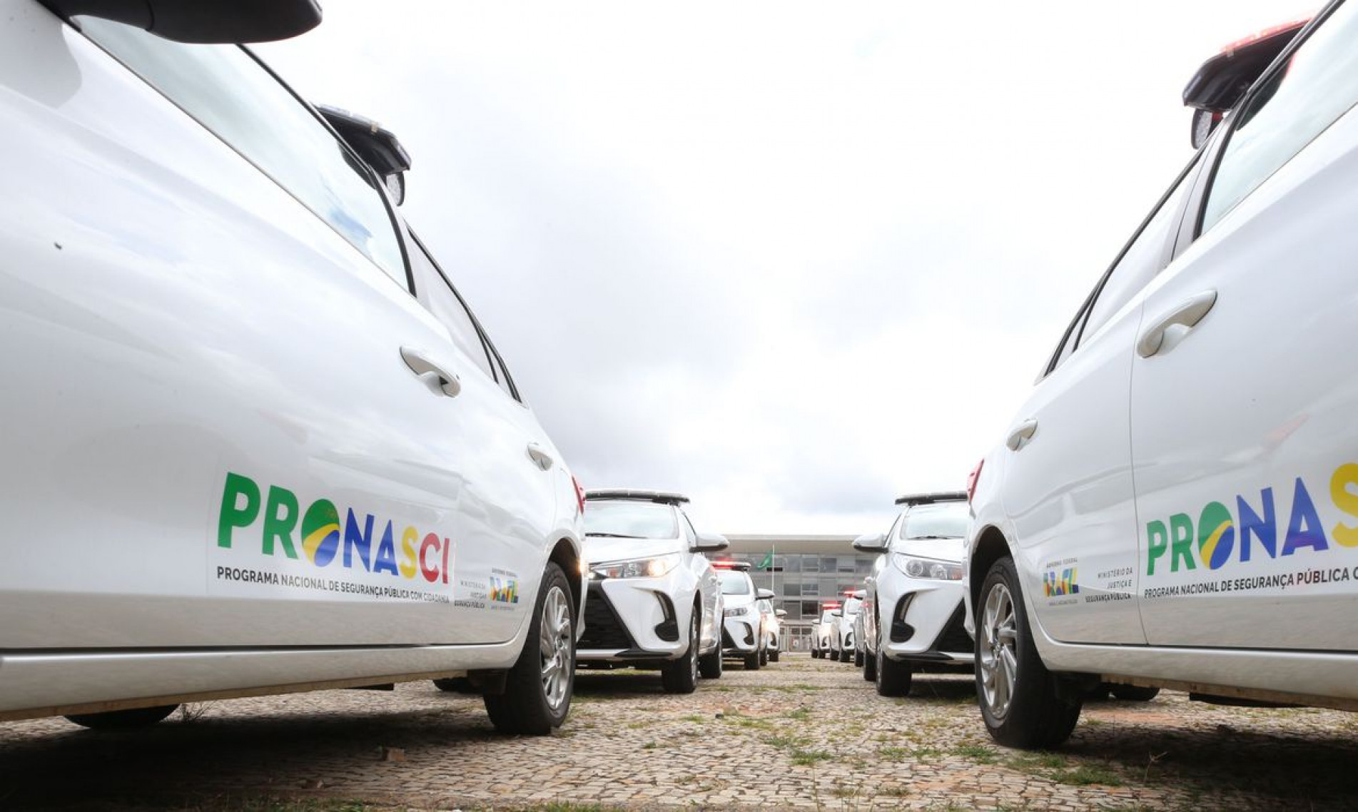 Novos carros do Programa Nacional de Segurança Pública com Cidadania (PRONASCI) em frente ao Palácio do Planalto.