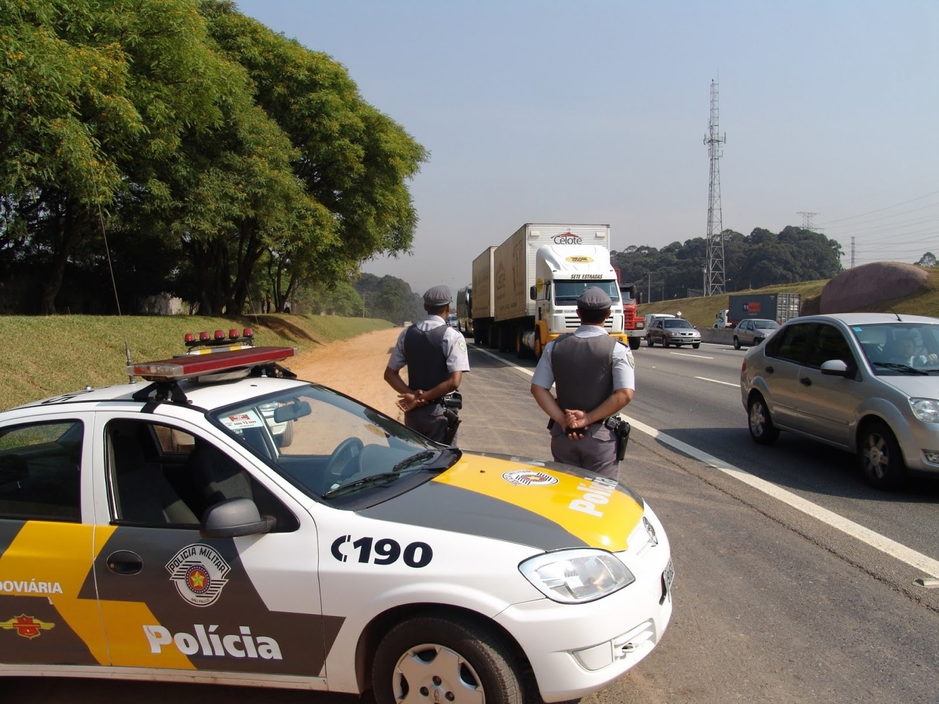 Polícias Rodoviários e agentes da Artesp montaram operação especial na estradas