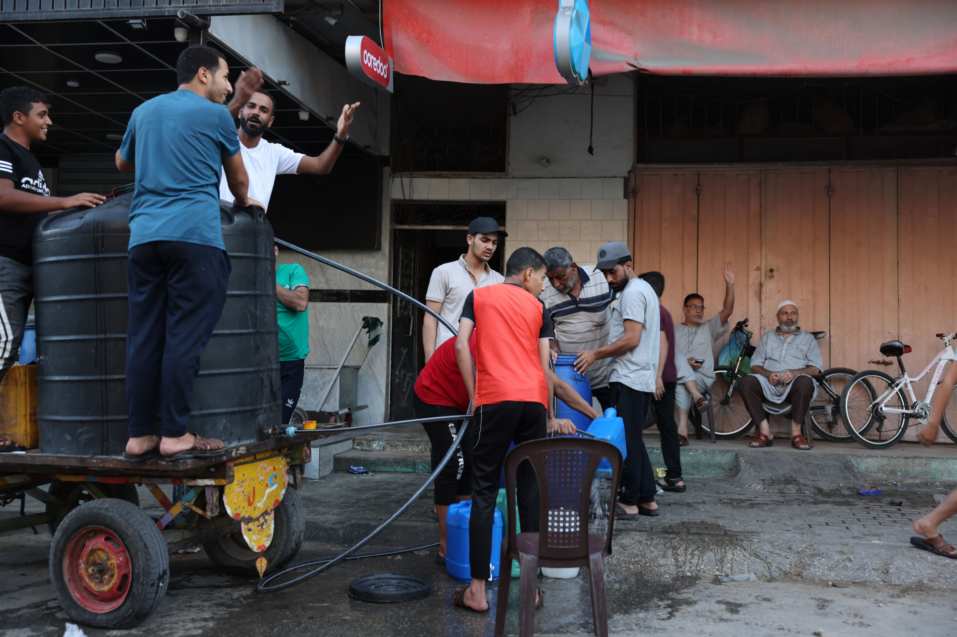 Voluntários distribuem água potável em Rafah